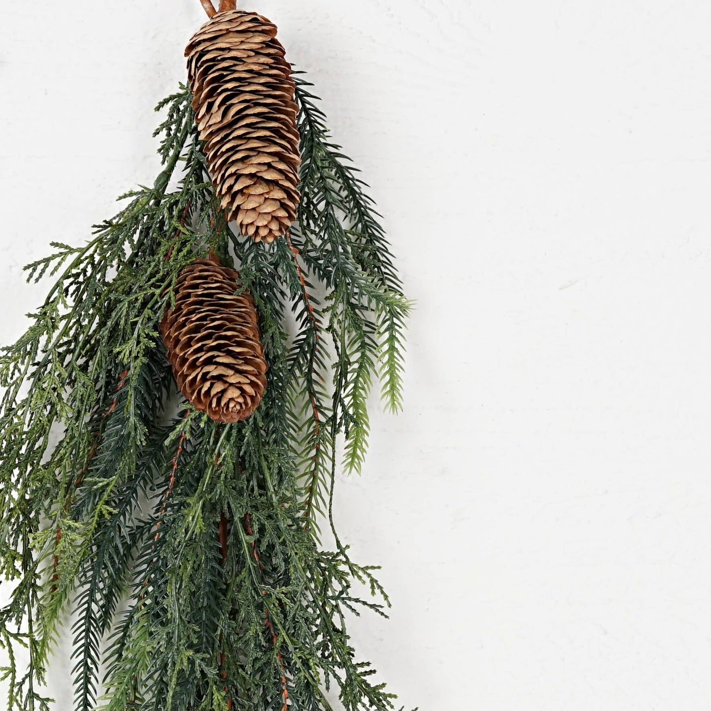 32317- 24inL Teardrop-Dripping mix spruce pine w. pinecones