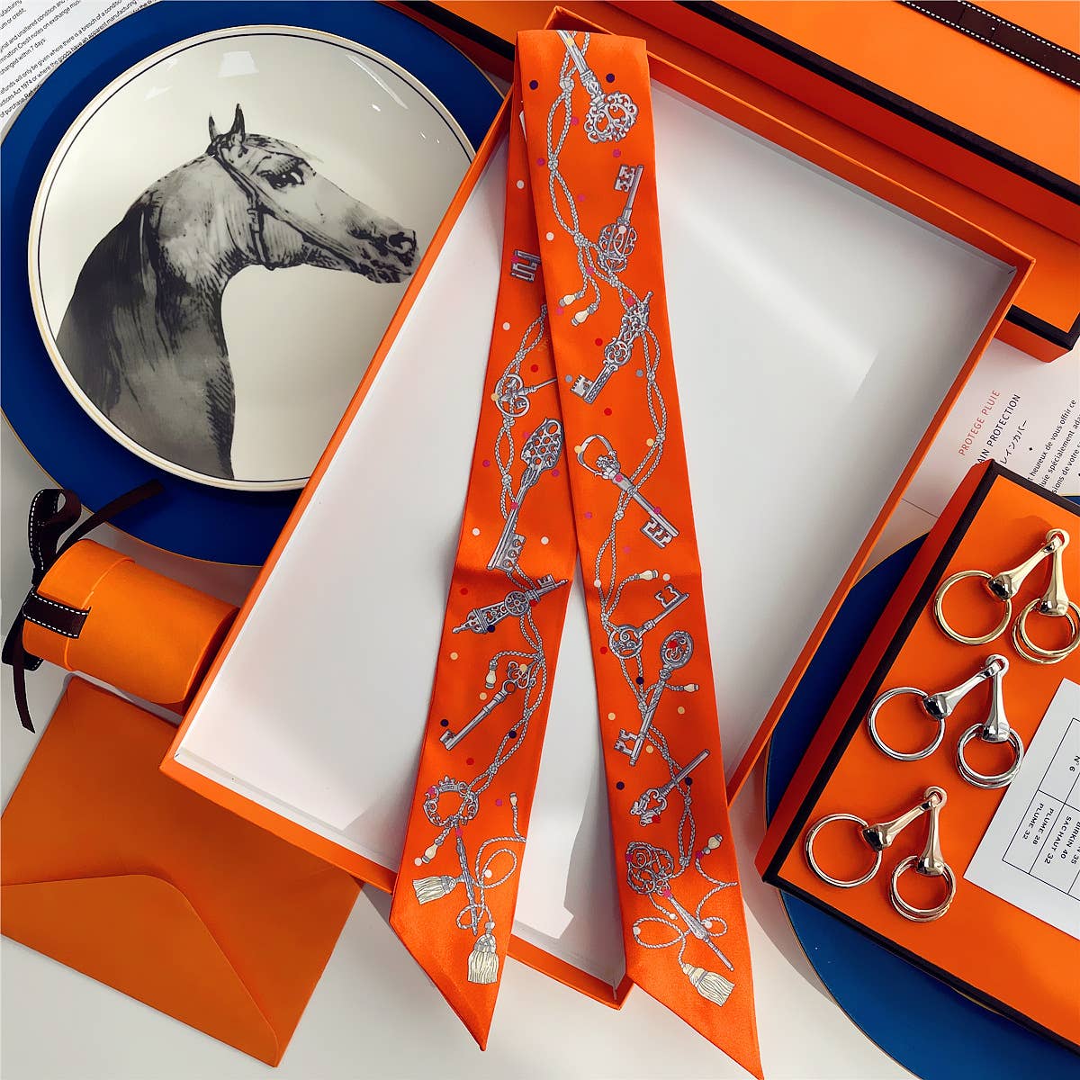Key Ribbon Scarf and Round Orange Gift Box : Black