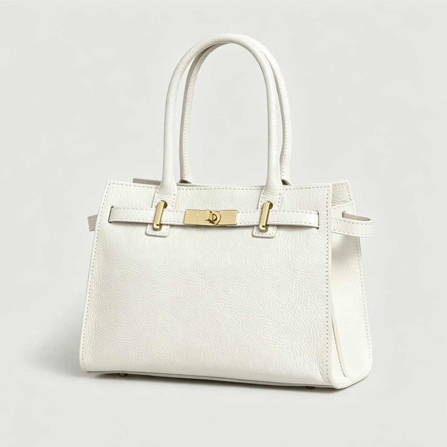 Genuine Leather bag with shoulder strap and gold accessories: Cognac