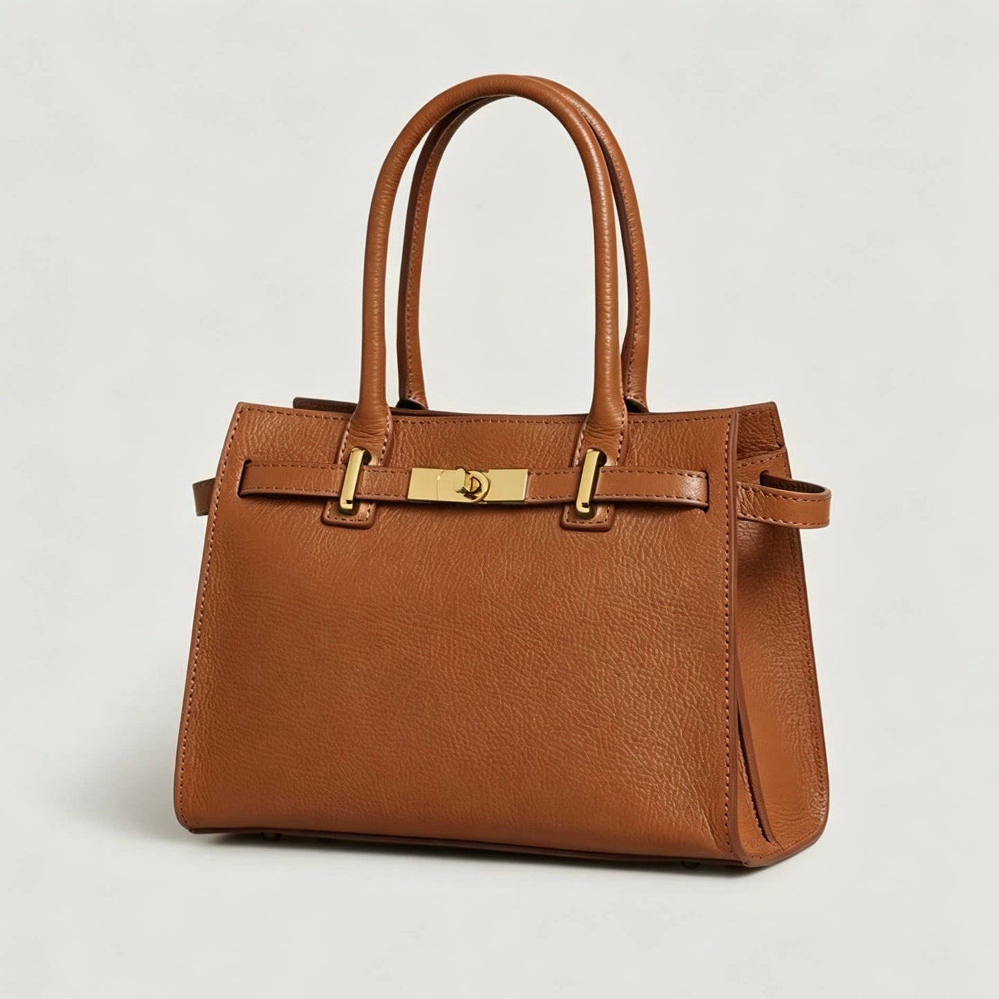 Genuine Leather bag with shoulder strap and gold accessories: Cognac