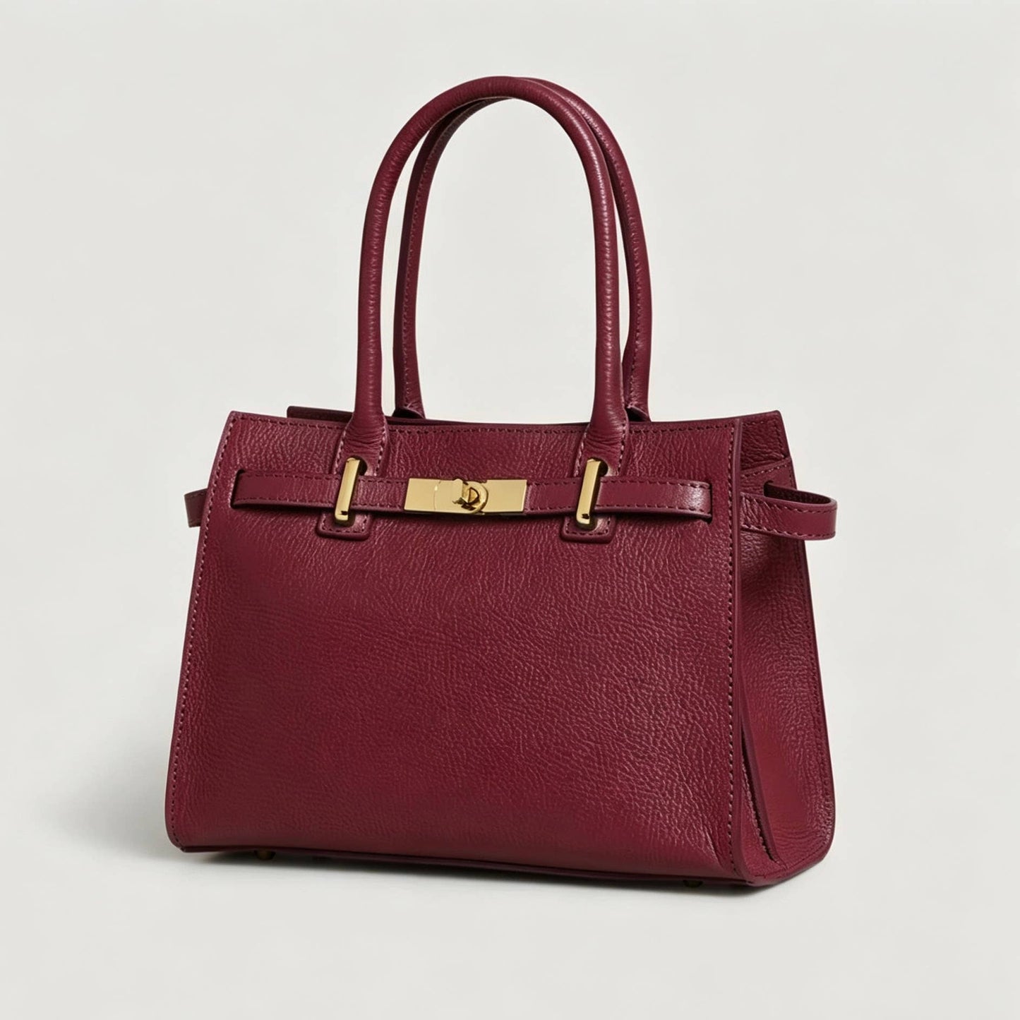 Genuine Leather bag with shoulder strap and gold accessories: Cognac