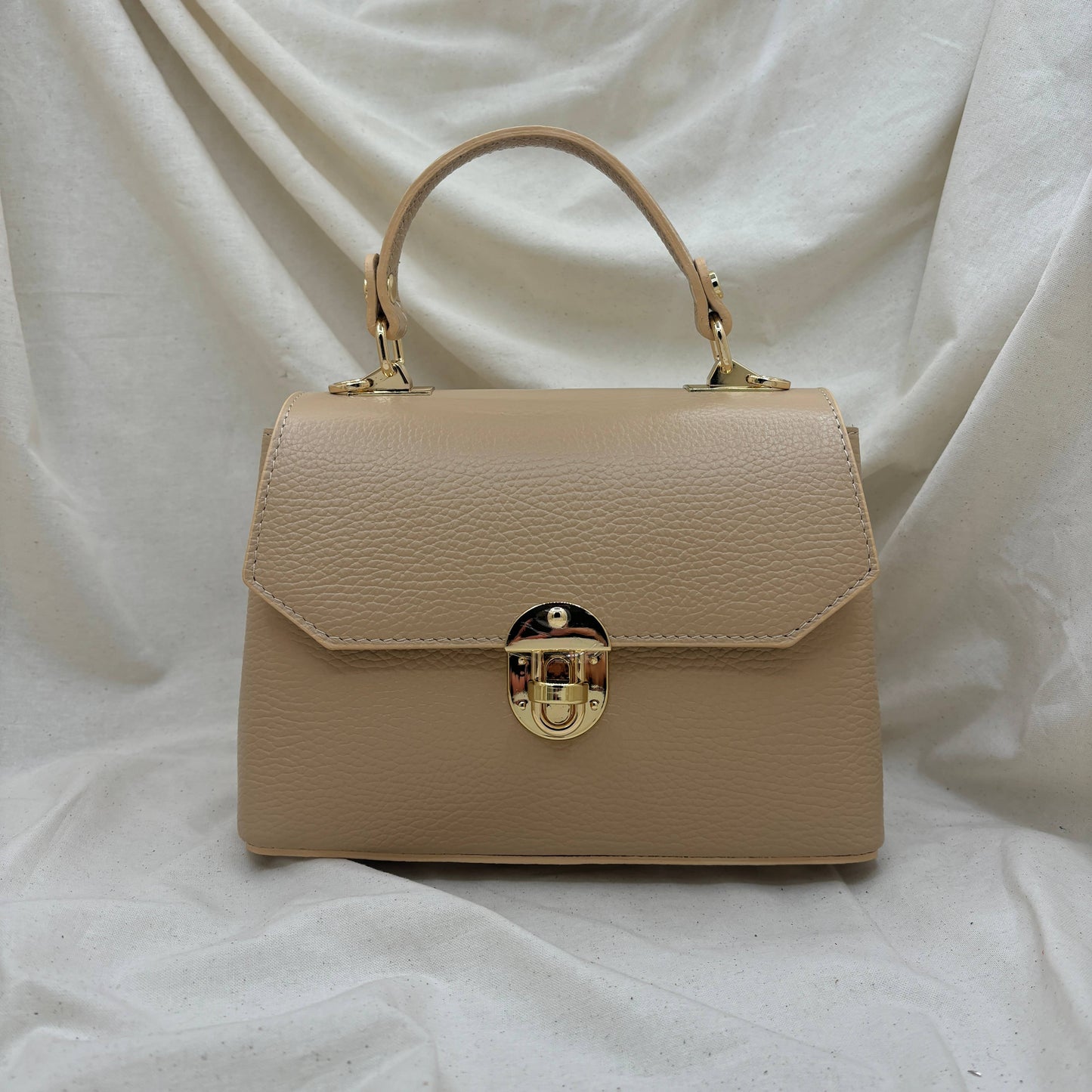 Handmade Genuine Leather Women’s Bag – Artisan Elegance: Cognac