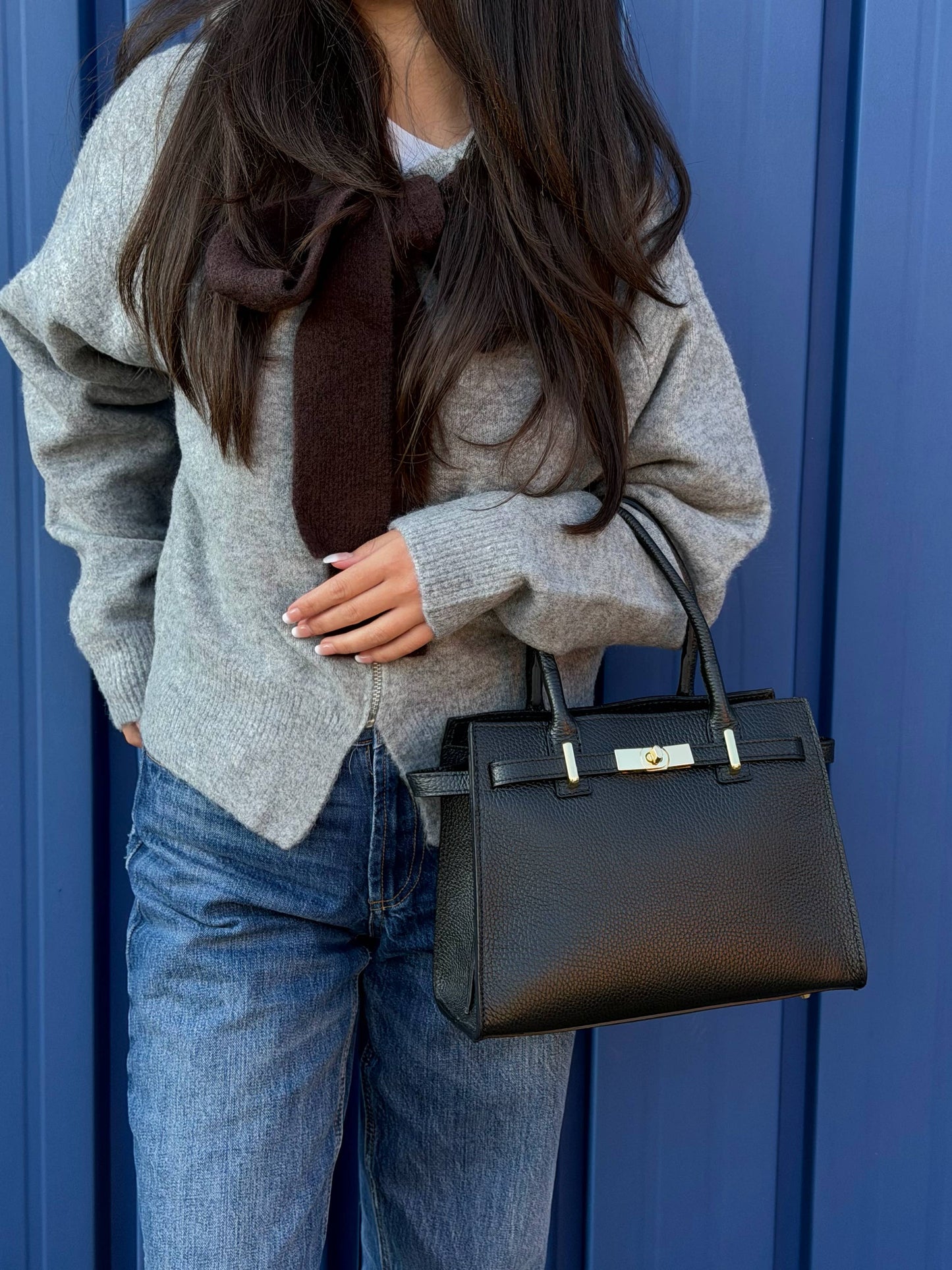 Genuine Leather bag with shoulder strap and gold accessories: Cognac