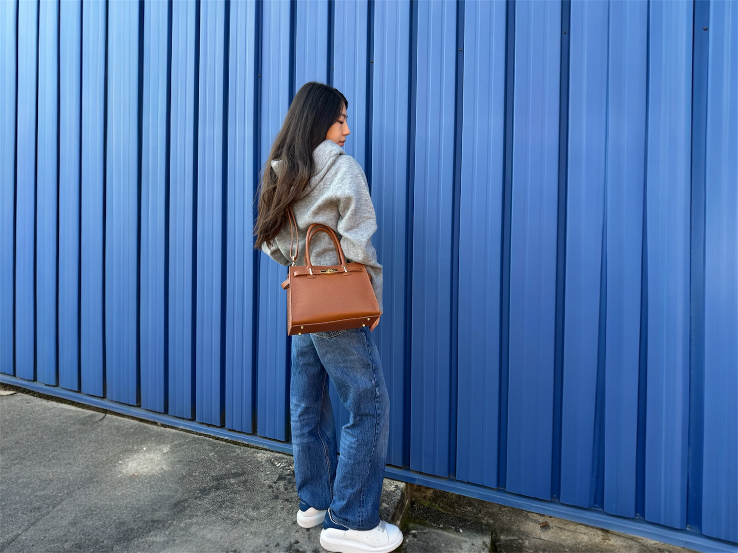 Genuine Leather bag with shoulder strap and gold accessories: Cognac