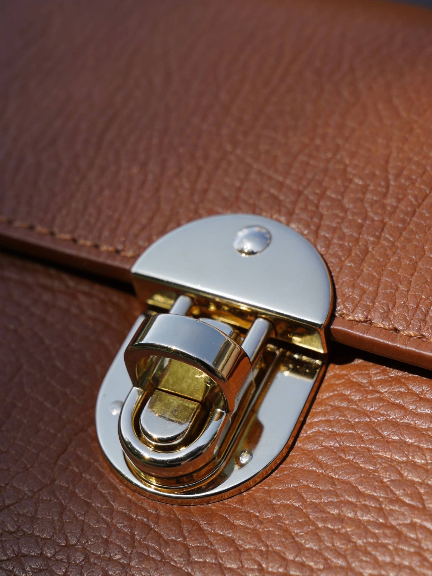 Handmade Genuine Leather Women’s Bag – Artisan Elegance: Cognac