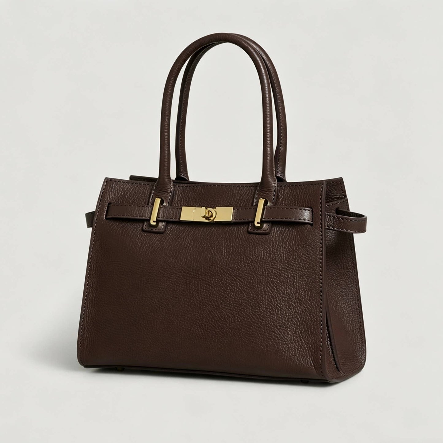 Genuine Leather bag with shoulder strap and gold accessories: Cognac