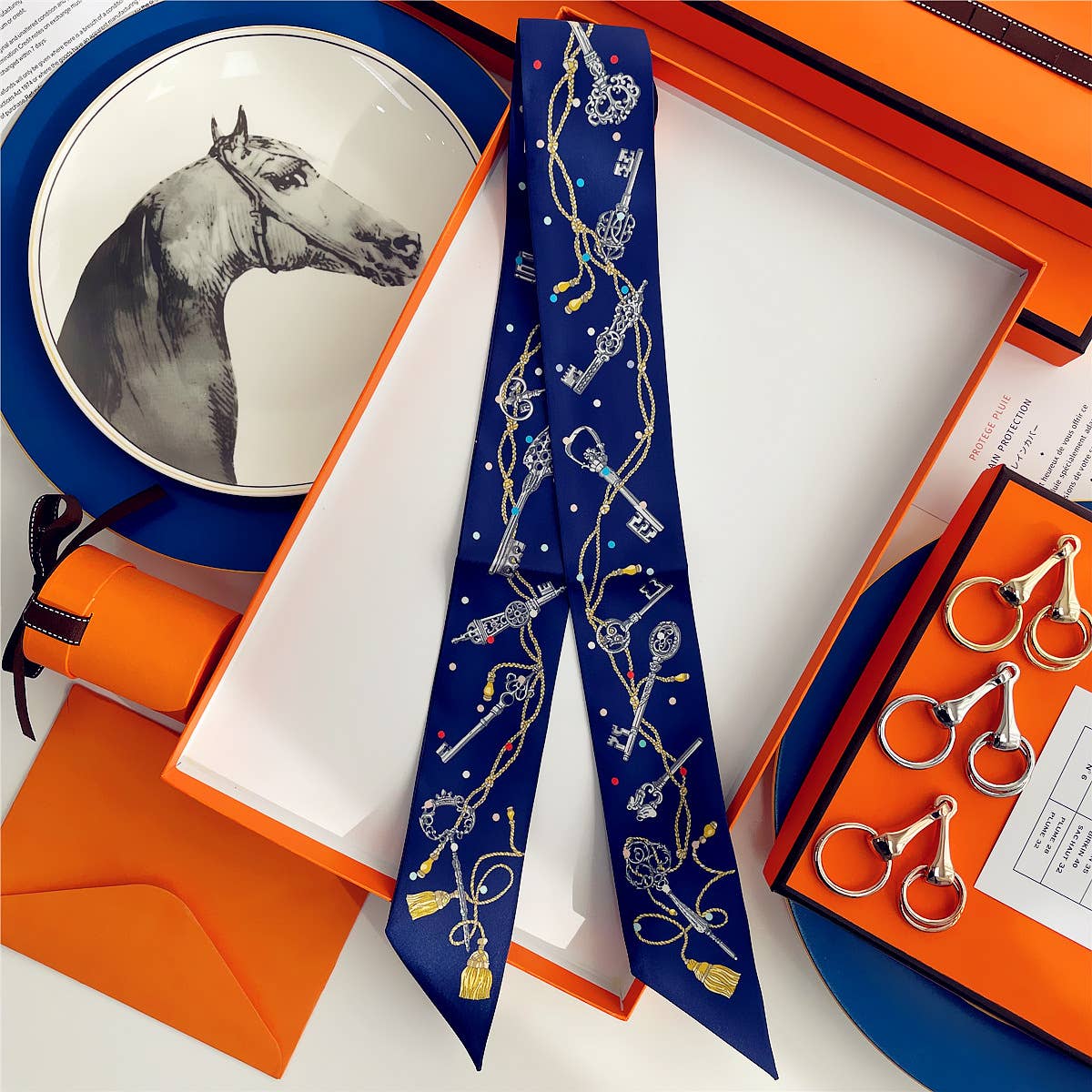 Key Ribbon Scarf and Round Box : White
