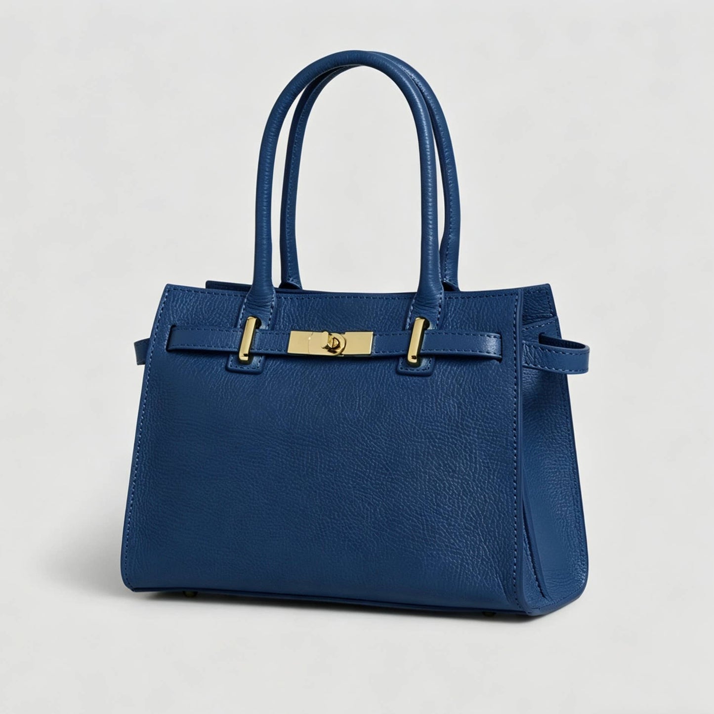 Genuine Leather bag with shoulder strap and gold accessories: Cognac