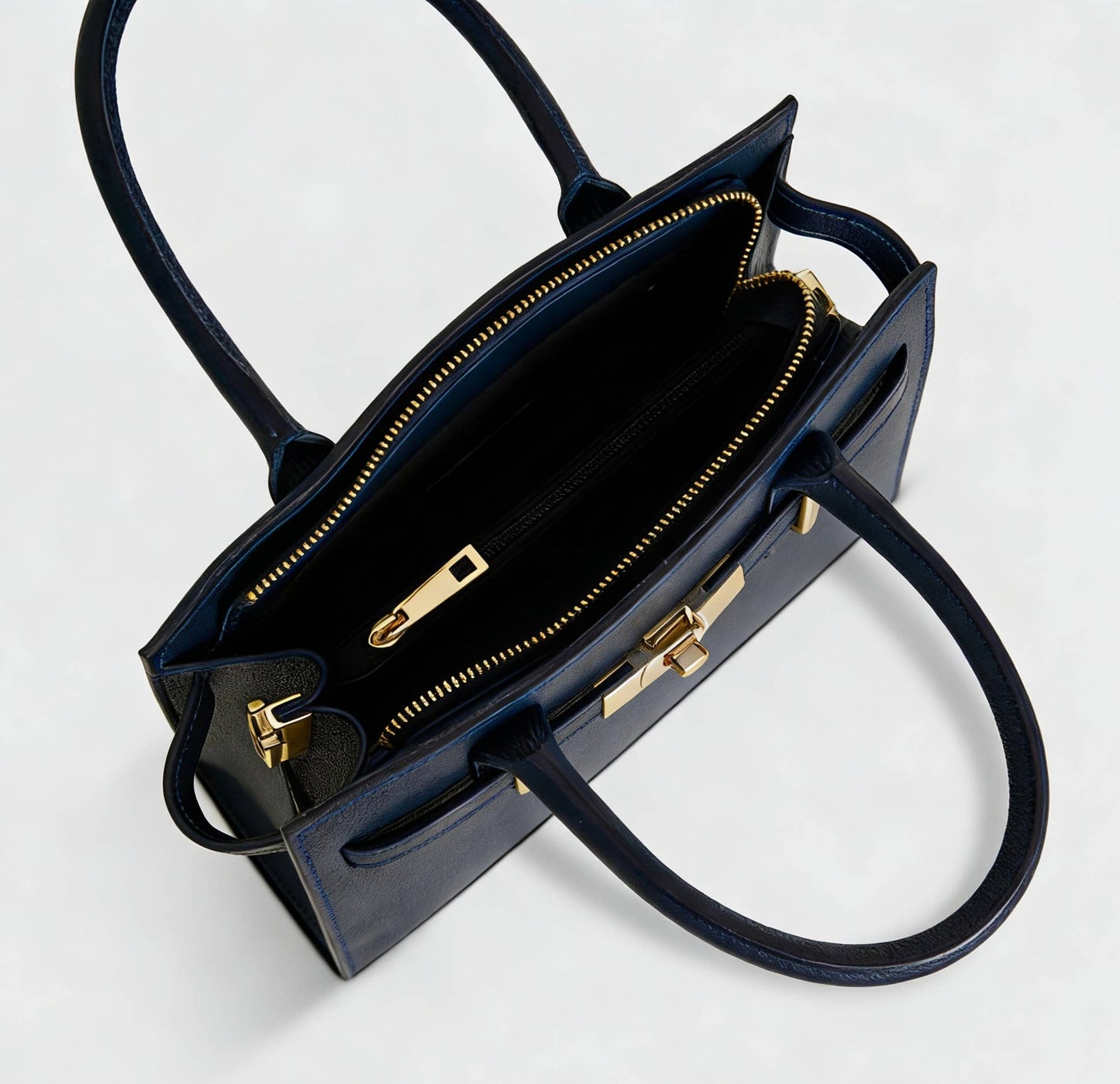 Genuine Leather bag with shoulder strap and gold accessories: Cognac