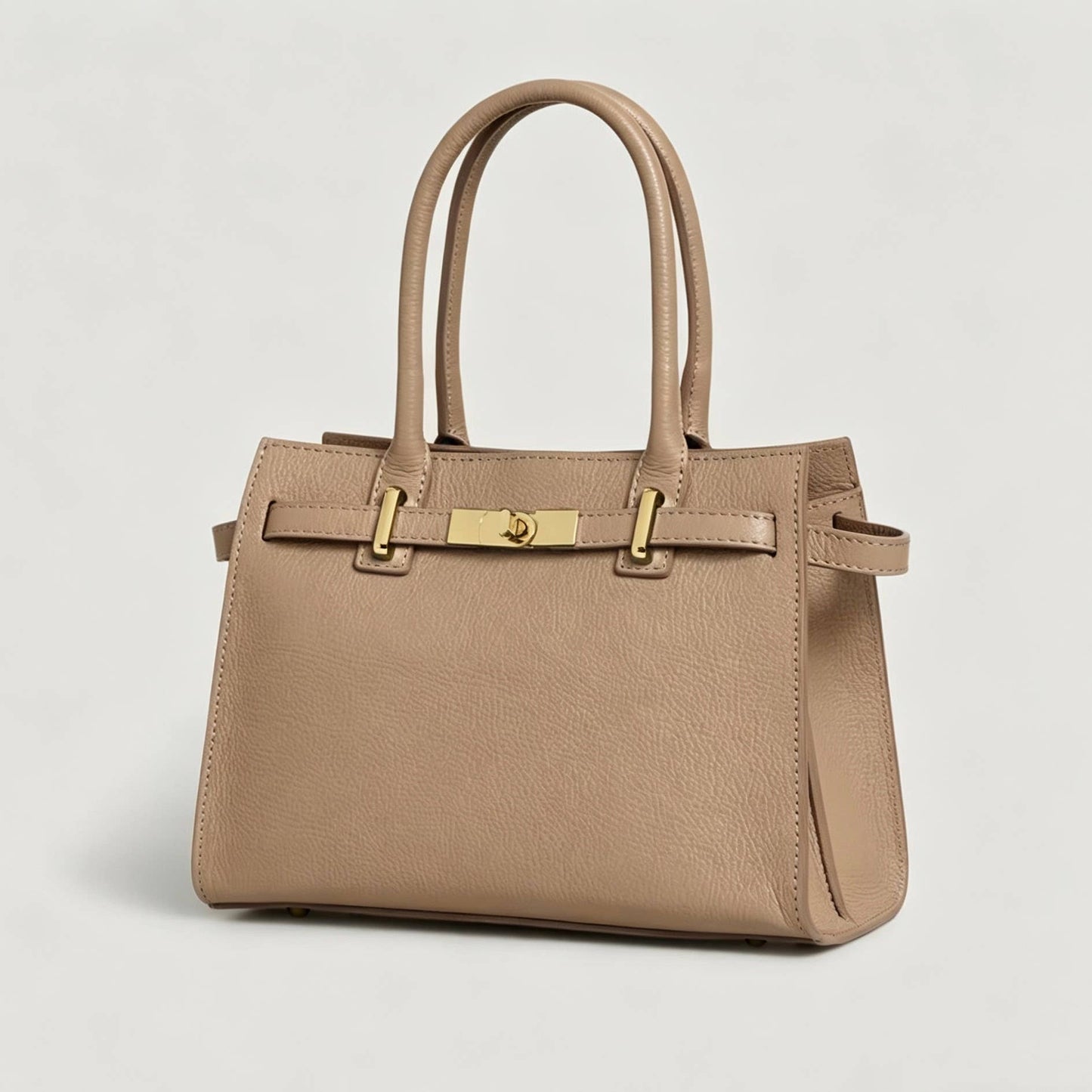 Genuine Leather bag with shoulder strap and gold accessories: Cognac