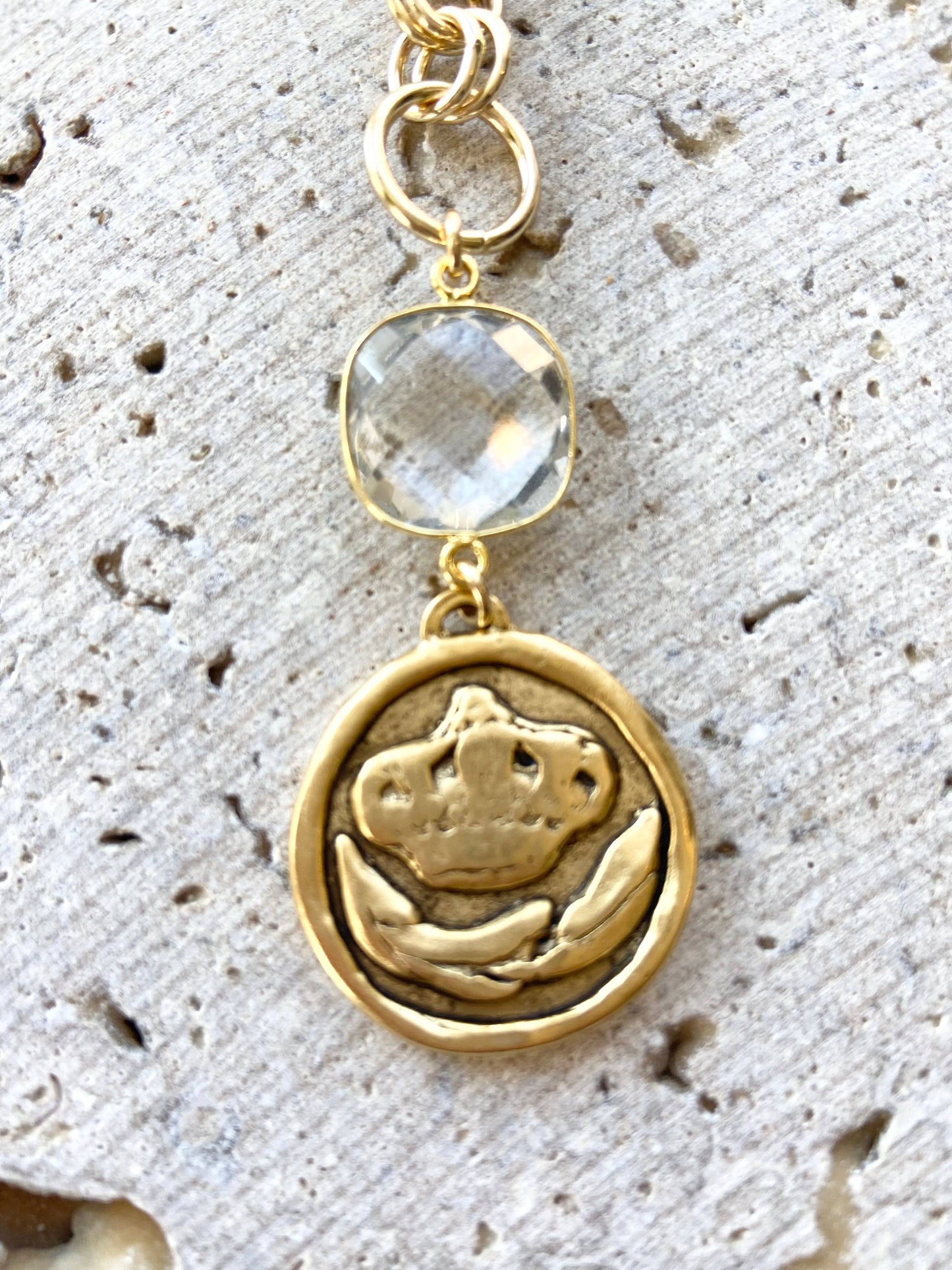 Queen bee pearl necklace boutique salon bee Jewerly  trendy: 18”