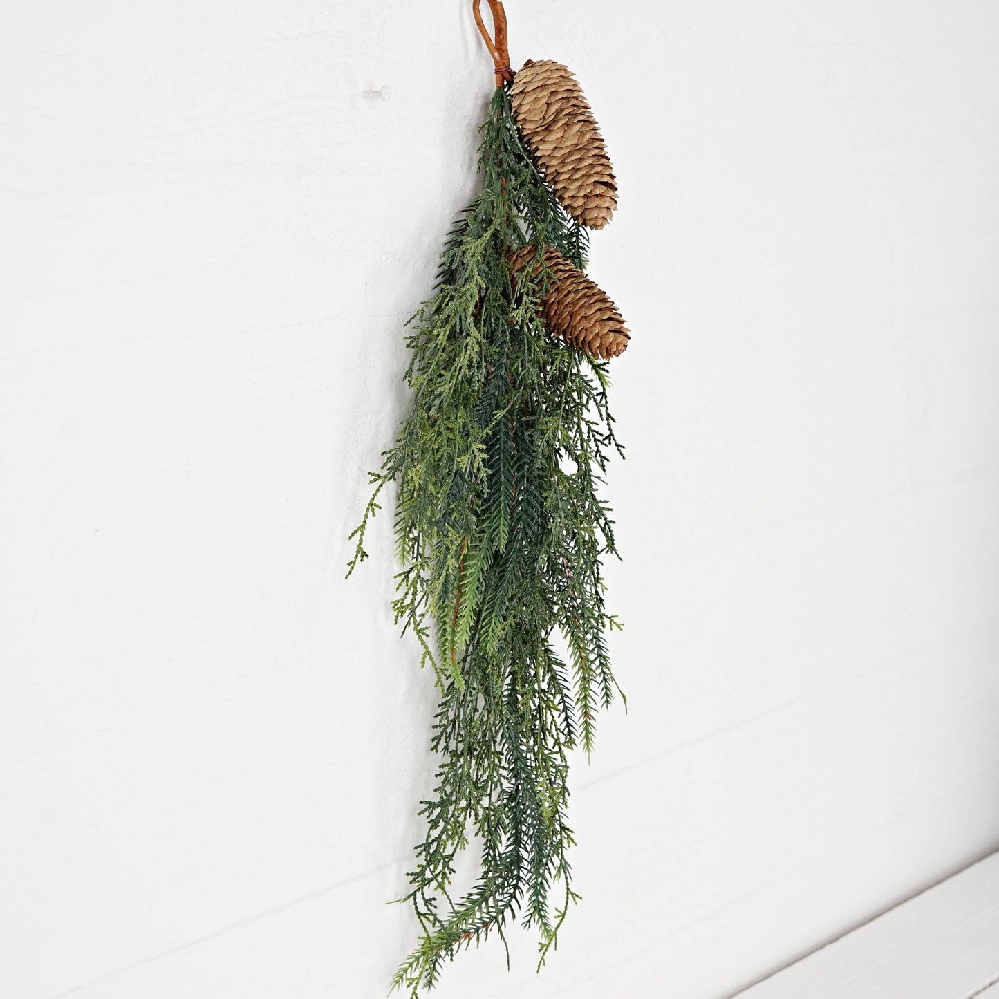 32317- 24inL Teardrop-Dripping mix spruce pine w. pinecones