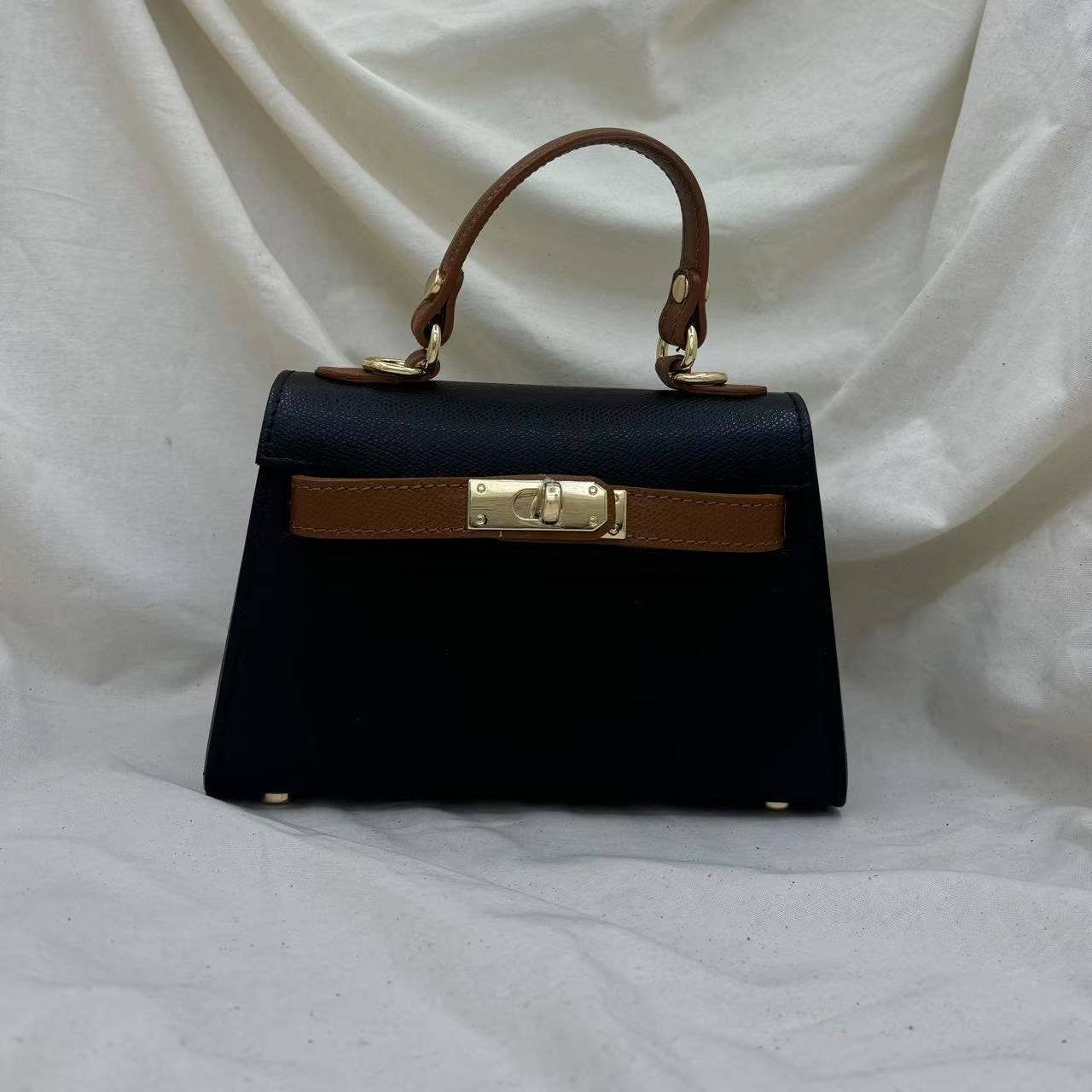 Genuine Saffiano leather handbag with strap, made in italy: Cream