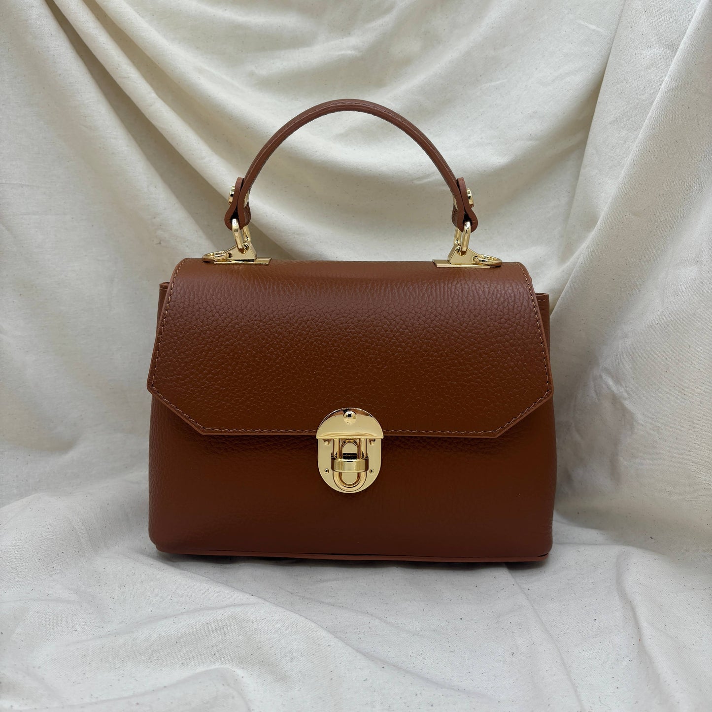Handmade Genuine Leather Women’s Bag – Artisan Elegance: Cognac