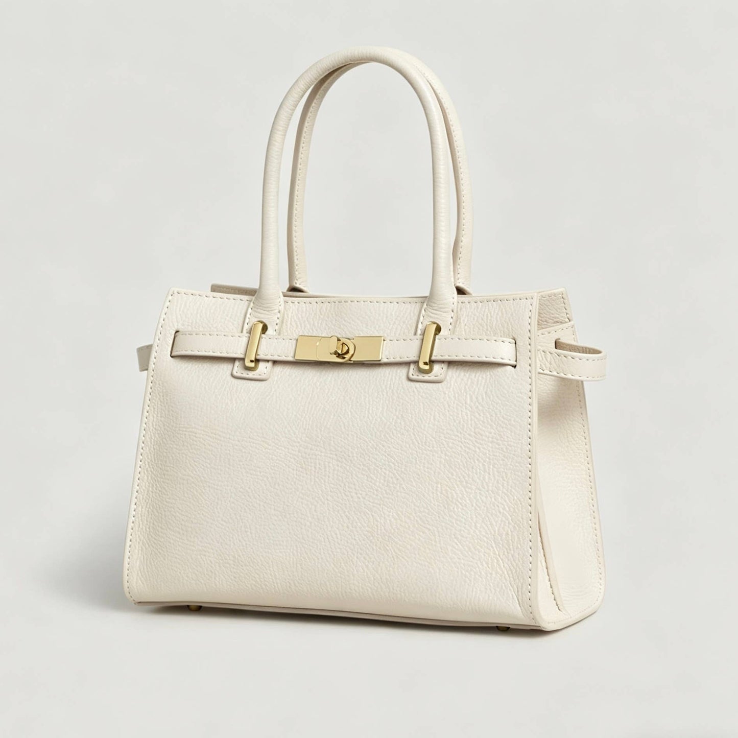 Genuine Leather bag with shoulder strap and gold accessories: Cognac