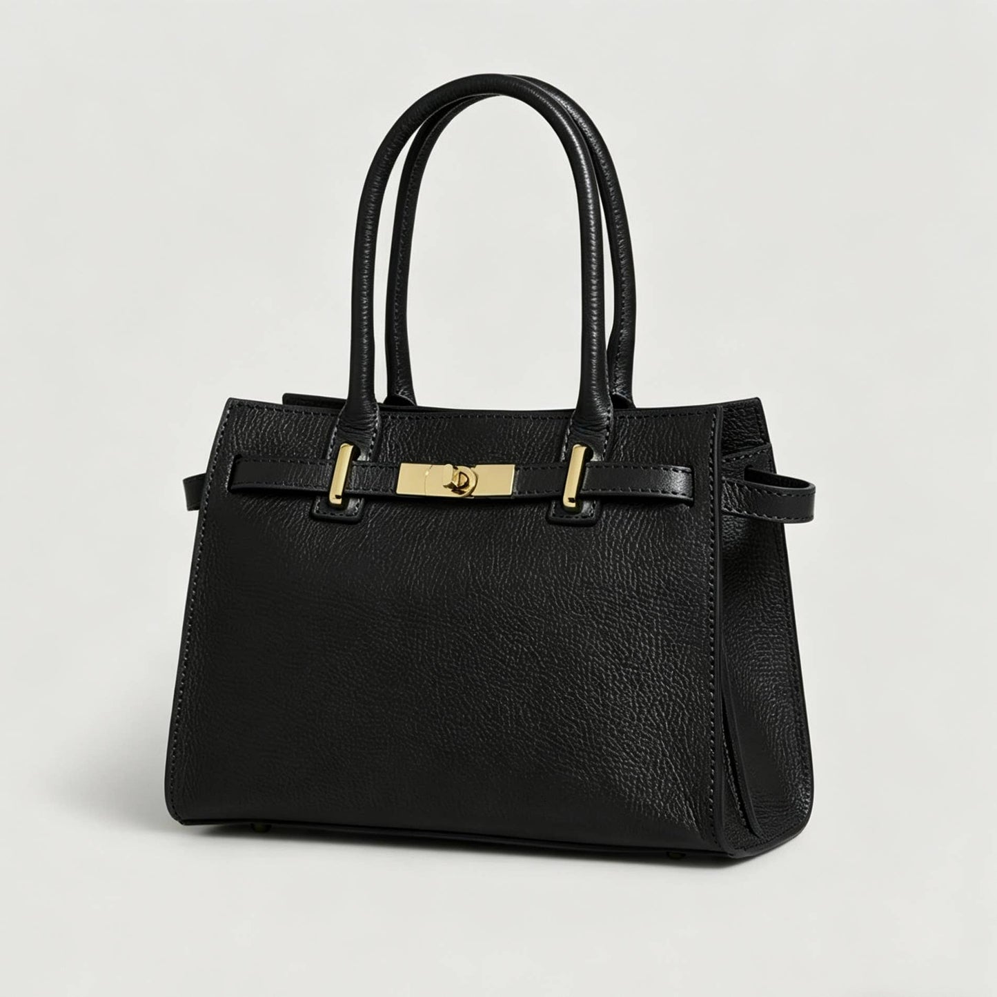 Genuine Leather bag with shoulder strap and gold accessories: Cognac